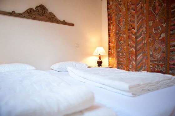Une chambre à deux lits